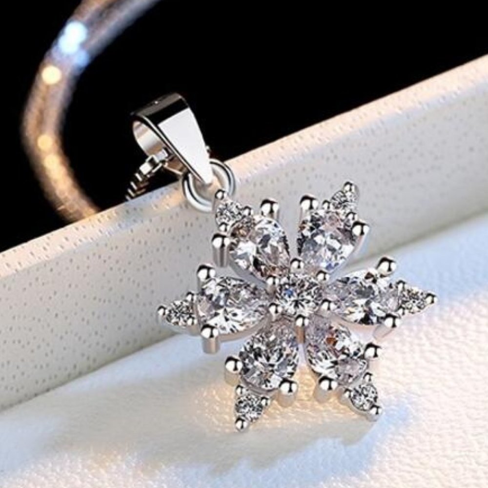 NEW Sterling Silver Diamond Snowflake Necklace